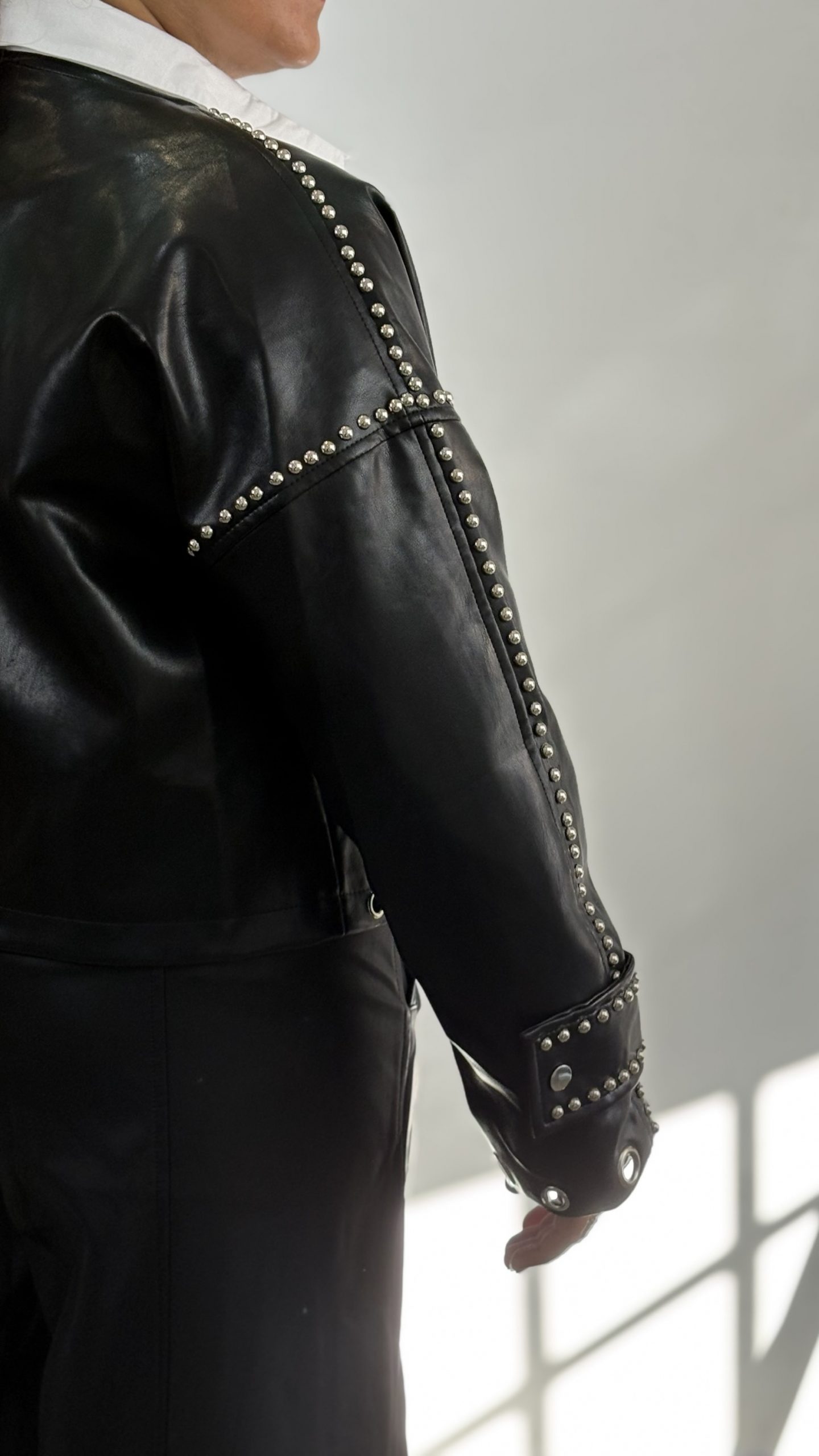 img_4904-2 CHAQUETA TACHUELAS NEGRA - Imagen 4