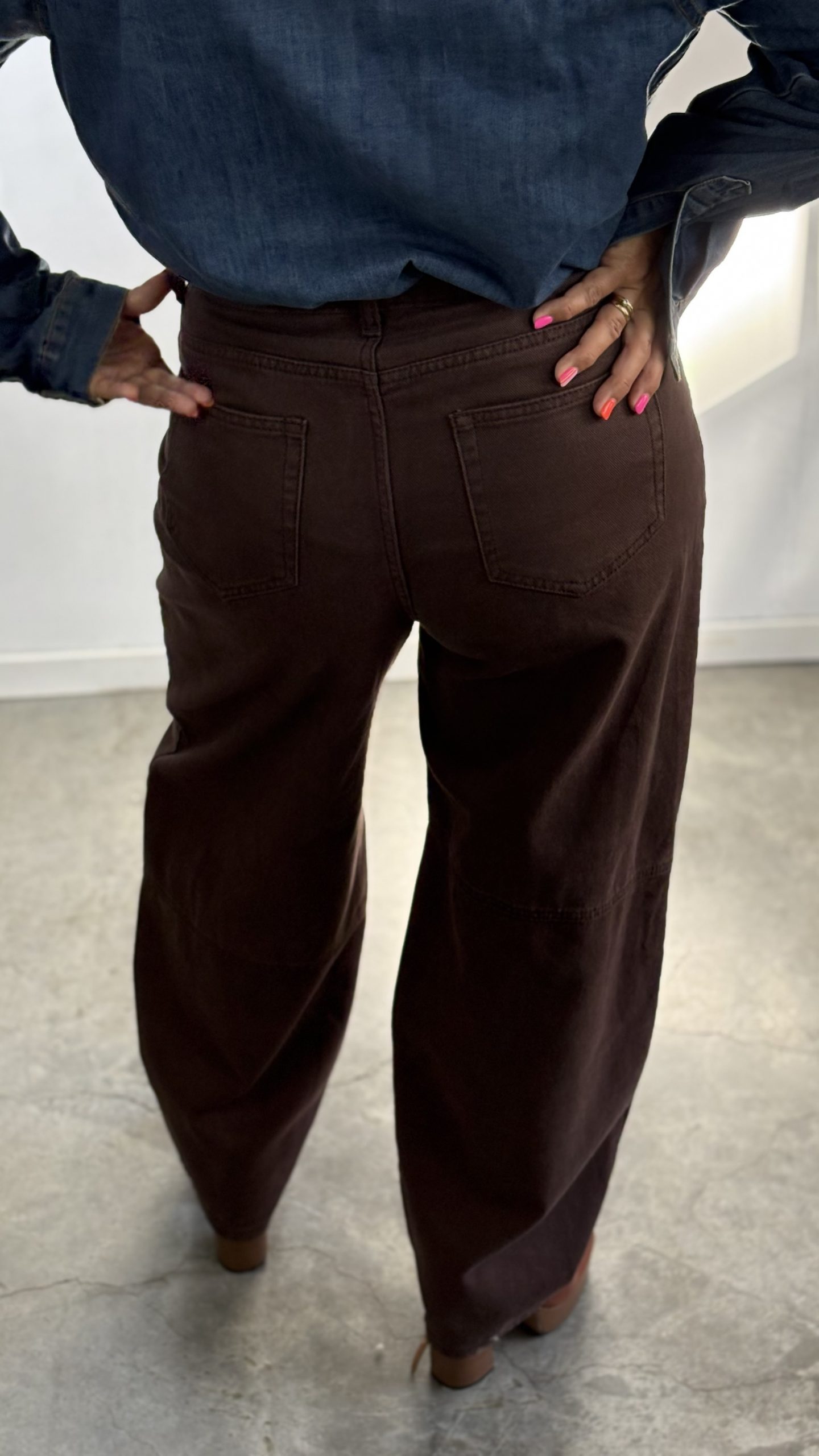 img_4980 PANTALÓN VAQUERO MARRÓN - Imagen 3